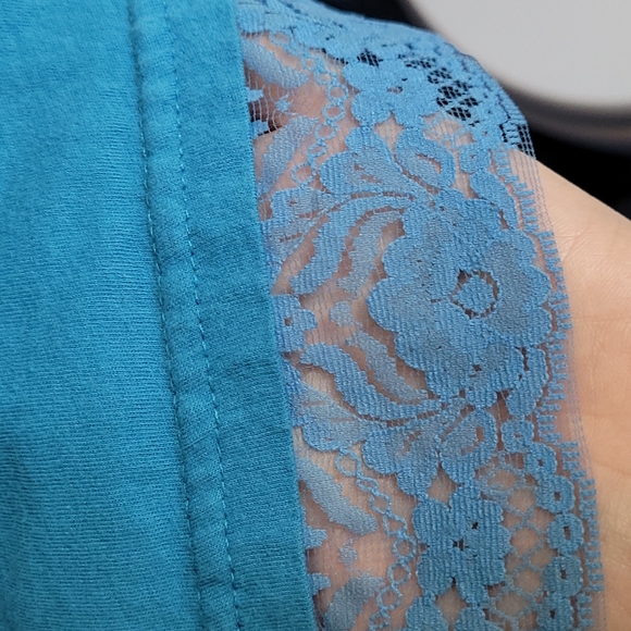 š3/$10 Gloria Vanderbilt Blue Cotton & Lace Blouse w/Elastic Ruffle Sleeves - Picture 2 of 13